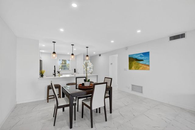 2300 NE 1st Lane 201, Boynton Beach, FL 33435