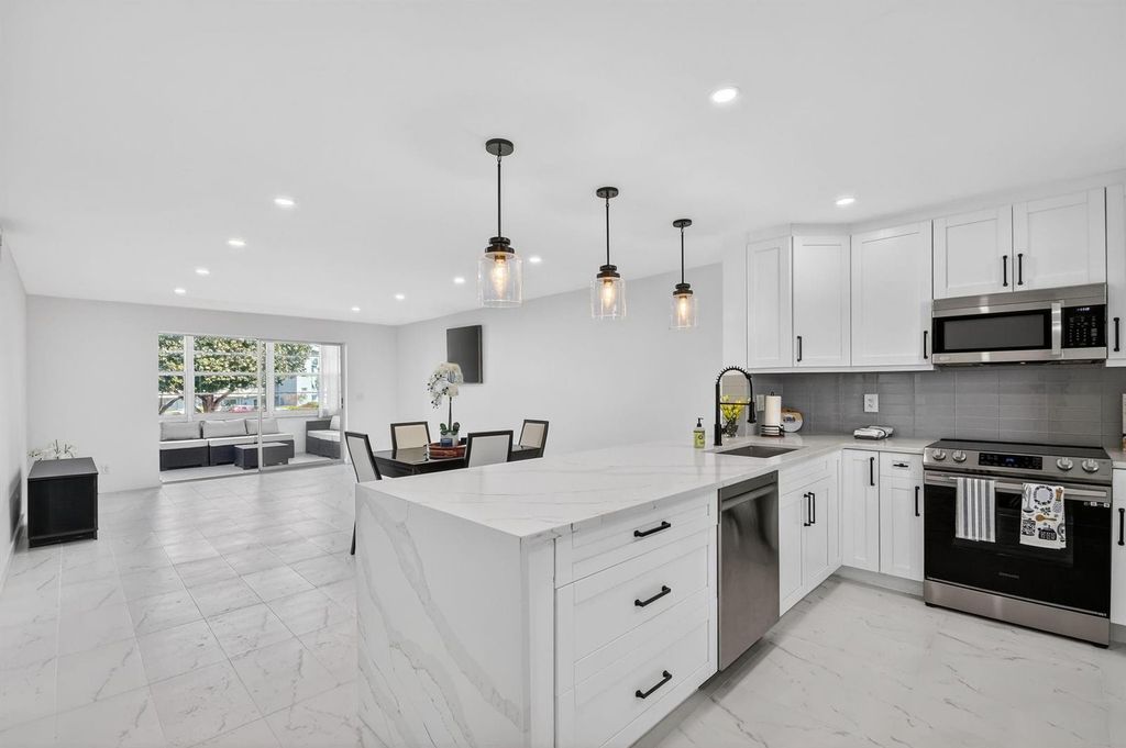 2300 NE 1st Lane 201, Boynton Beach, FL 33435