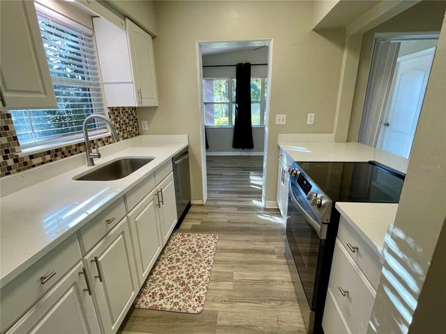 301 AVENUE E, Chuluota, FL 32766