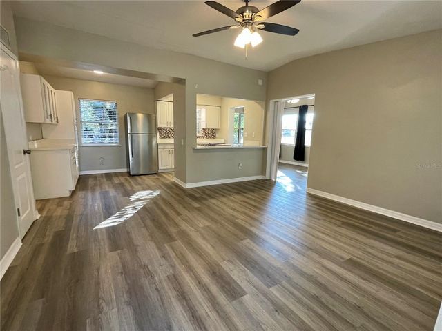 301 AVENUE E, Chuluota, FL 32766