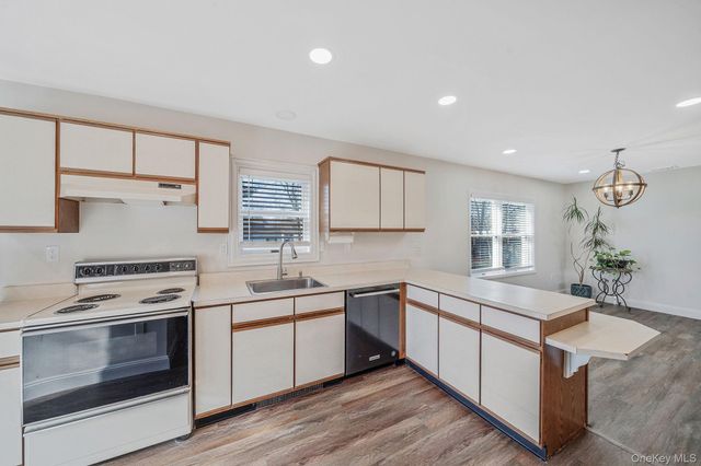 72 Locust Avenue, Oakdale, NY 11769