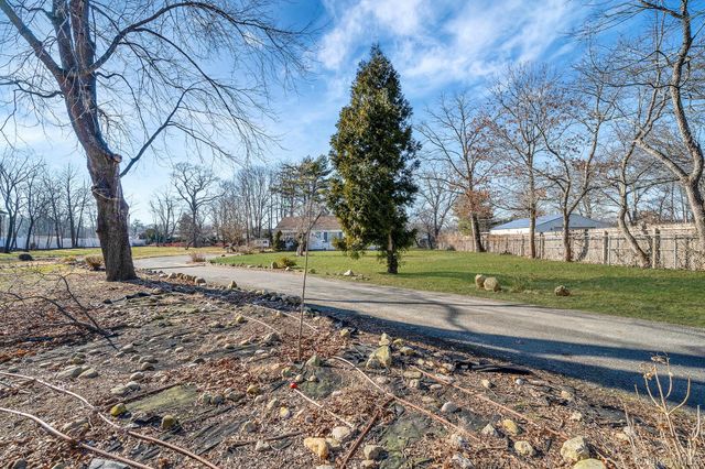 72 Locust Avenue, Oakdale, NY 11769