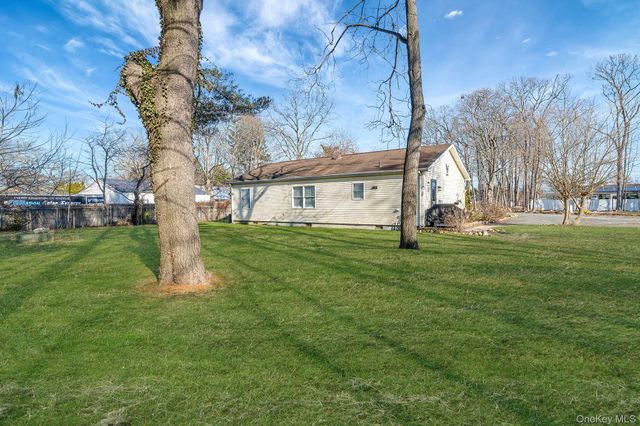 72 Locust Avenue, Oakdale, NY 11769