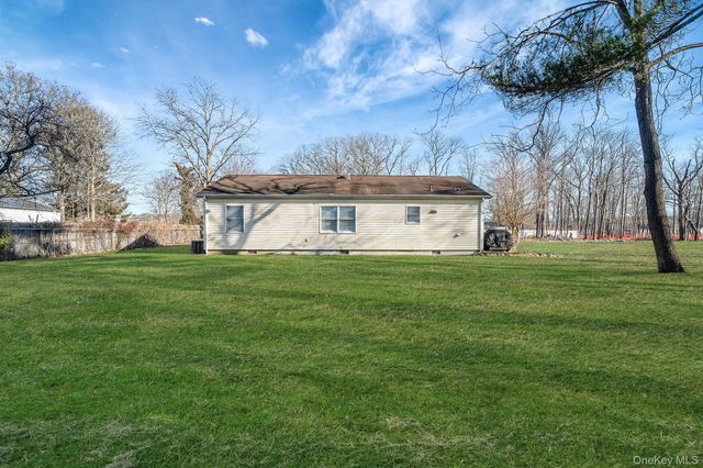 72 Locust Avenue, Oakdale, NY 11769