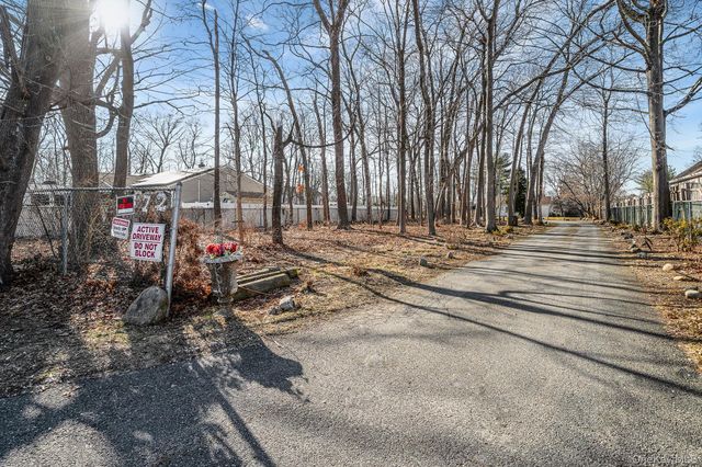 72 Locust Avenue, Oakdale, NY 11769