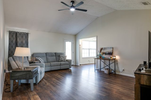 1328 Macduff Dr, Murfreesboro, TN 37128
