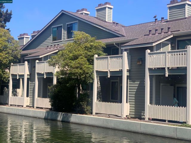 96 Lakeshore Ct, Richmond, CA 94804