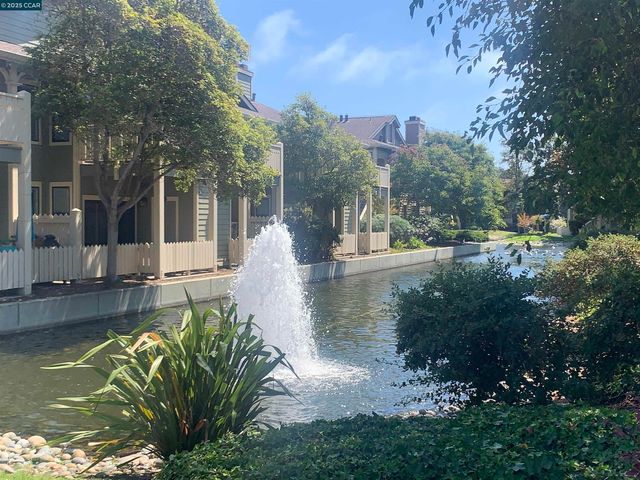 96 Lakeshore Ct, Richmond, CA 94804