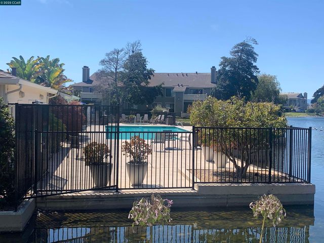 96 Lakeshore Ct, Richmond, CA 94804