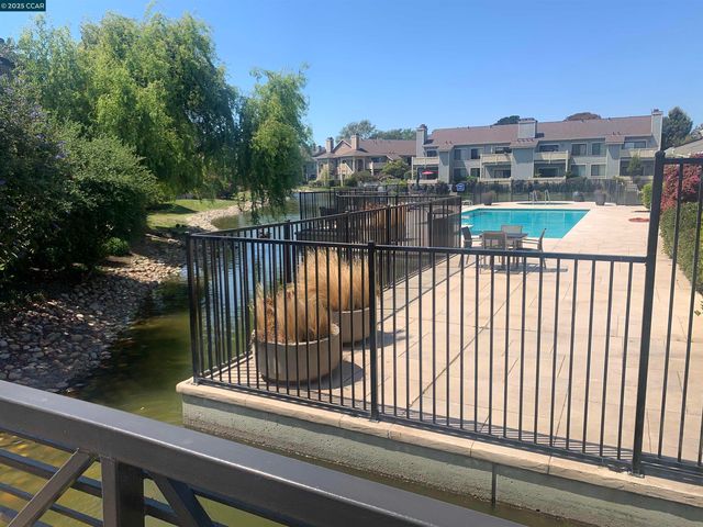 96 Lakeshore Ct, Richmond, CA 94804