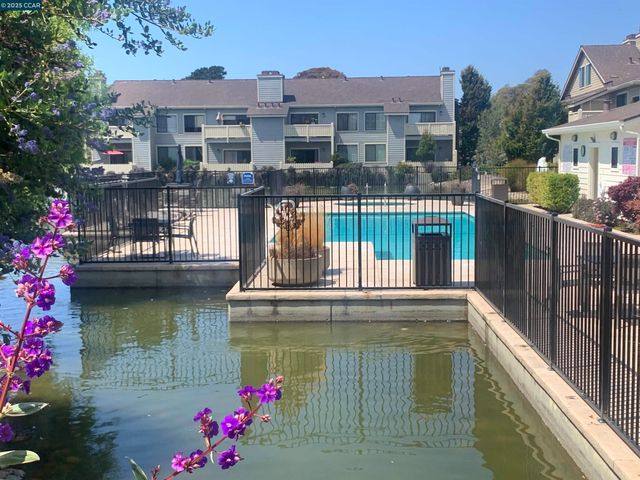 96 Lakeshore Ct, Richmond, CA 94804