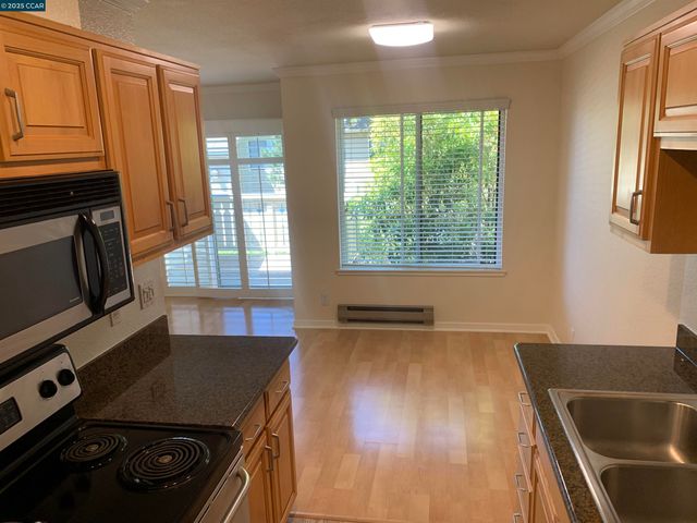 96 Lakeshore Ct, Richmond, CA 94804