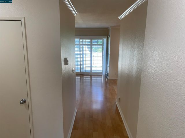 96 Lakeshore Ct, Richmond, CA 94804