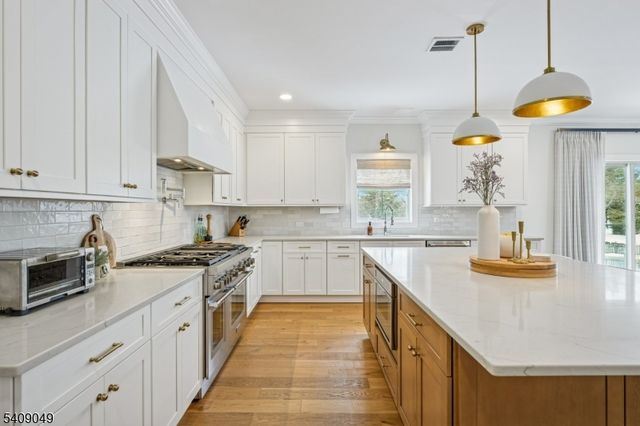 8 Fox Chase Rd, Madison Boro, NJ 07940