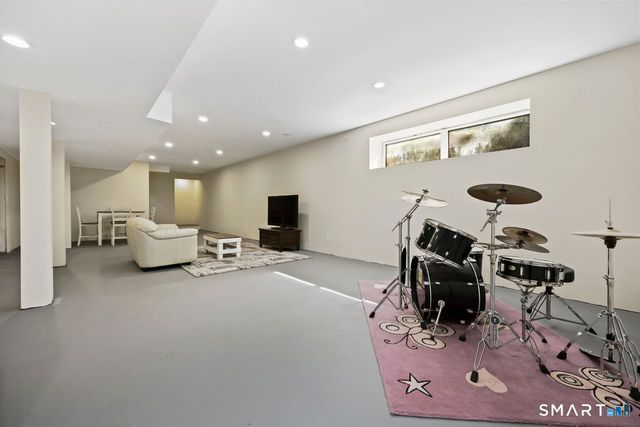 28 Strawberry Lane, Shelton, CT 06484