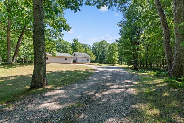 6653 W Jackson Road, Pentwater Twp, MI 49449