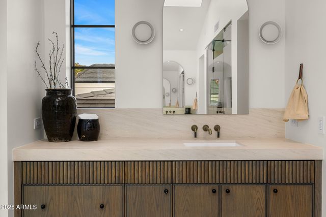 6126 E JOSHUA TREE Lane, Paradise Valley, AZ 85253