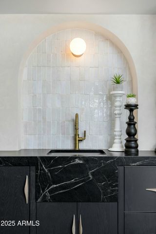 6126 E JOSHUA TREE Lane, Paradise Valley, AZ 85253