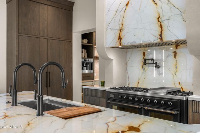 6126 E JOSHUA TREE Lane, Paradise Valley, AZ 85253