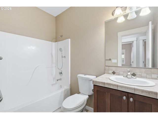 1438 N JUNIPER Pl, Canby, OR 97013