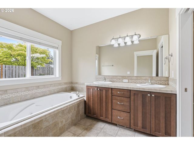 1438 N JUNIPER Pl, Canby, OR 97013