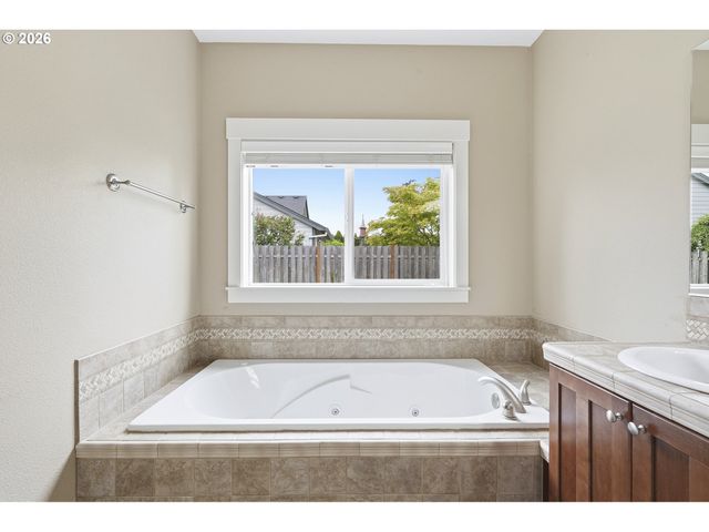 1438 N JUNIPER Pl, Canby, OR 97013