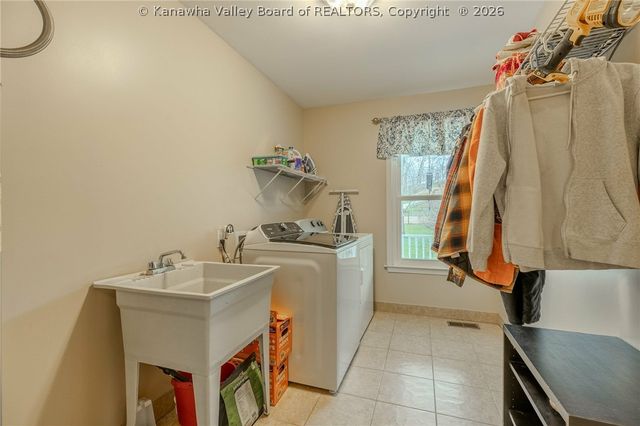 867 Young Hollow Road, Kenna, WV 25248