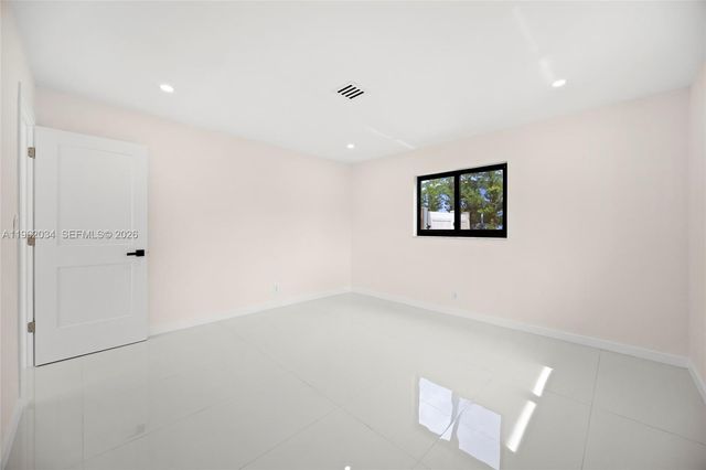 21 SE 7th St, Pompano Beach, FL 33060