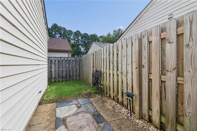 57 N Lake LOOP, Hampton, VA 23666