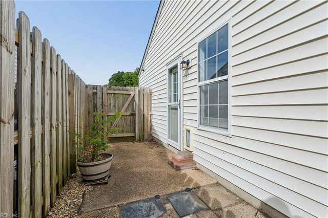 57 N Lake LOOP, Hampton, VA 23666