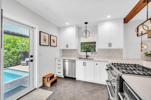 748 NE 17th Way, Fort Lauderdale, FL 33304
