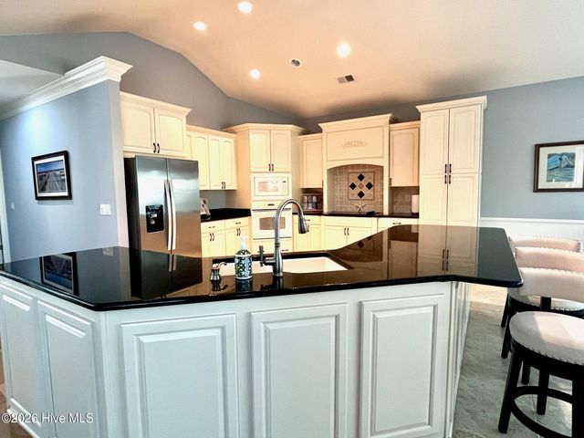 498 Carlton Court SW, Ocean Isle Beach, NC 28469