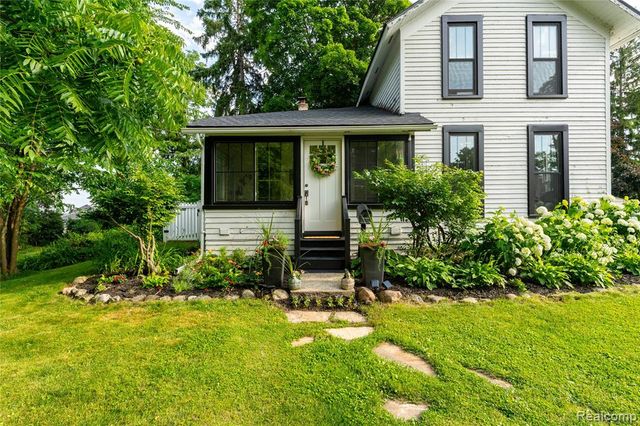 273 W Walled Lake Drive, Walled Lake, MI 48390
