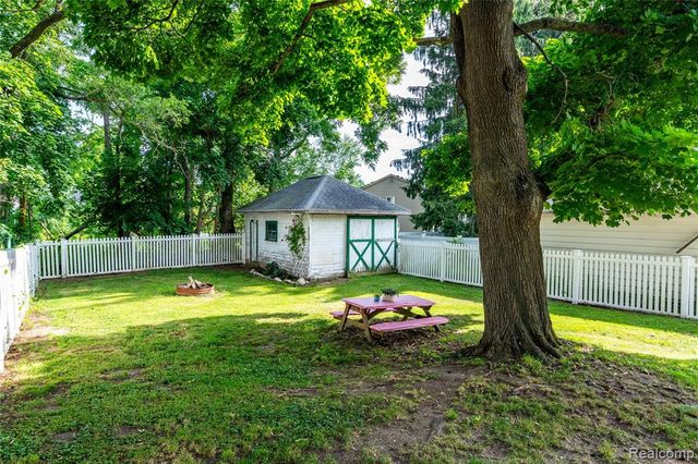 273 W Walled Lake Drive, Walled Lake, MI 48390