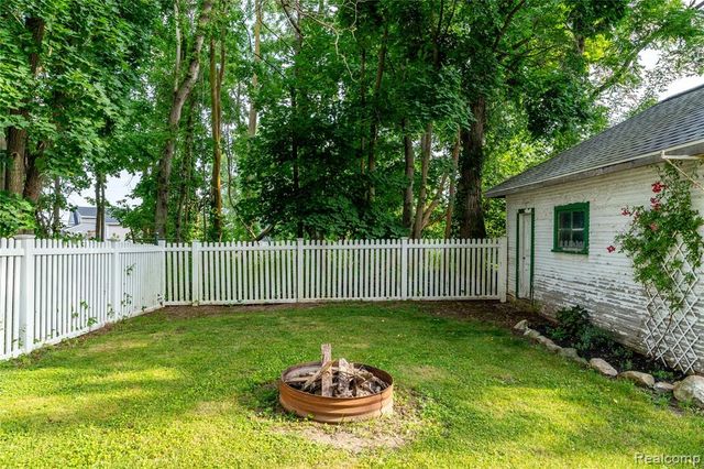 273 W Walled Lake Drive, Walled Lake, MI 48390