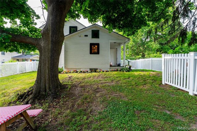 273 W Walled Lake Drive, Walled Lake, MI 48390