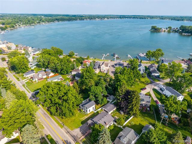 273 W Walled Lake Drive, Walled Lake, MI 48390