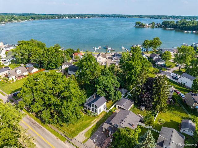 273 W Walled Lake Drive, Walled Lake, MI 48390