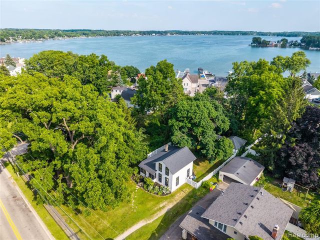 273 W Walled Lake Drive, Walled Lake, MI 48390