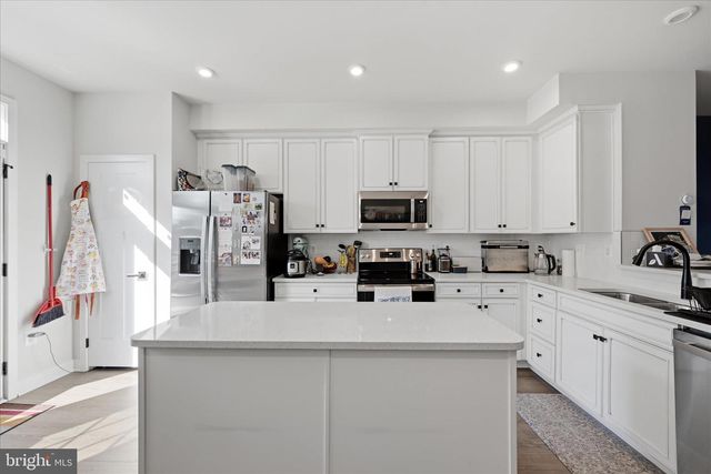 2027 TRACK CIR, Fredericksburg, VA 22401