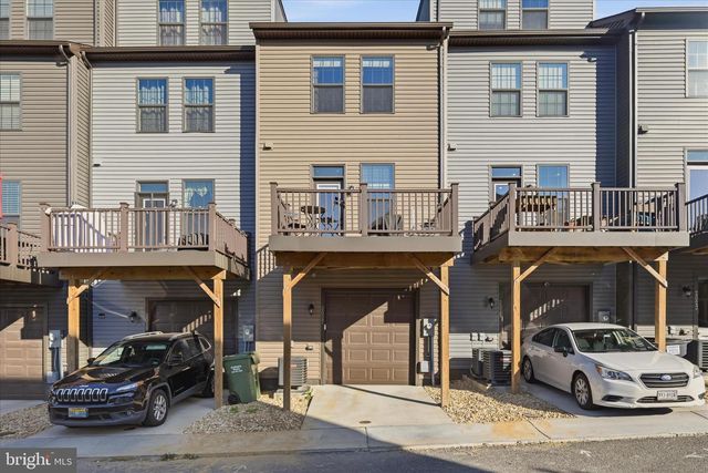 2027 TRACK CIR, Fredericksburg, VA 22401
