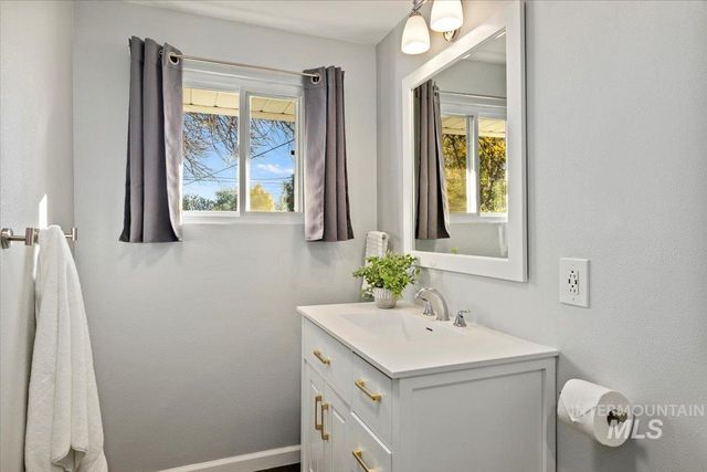 2026 E 11th, Twin Falls, ID 83301