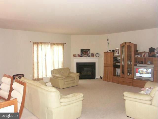 18486 QUANTICO GATEWAY DR, Triangle, VA 22172
