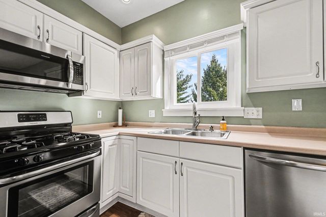 52742 Silver Fox Trail, South Bend, IN 46628