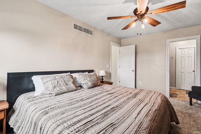 52742 Silver Fox Trail, South Bend, IN 46628