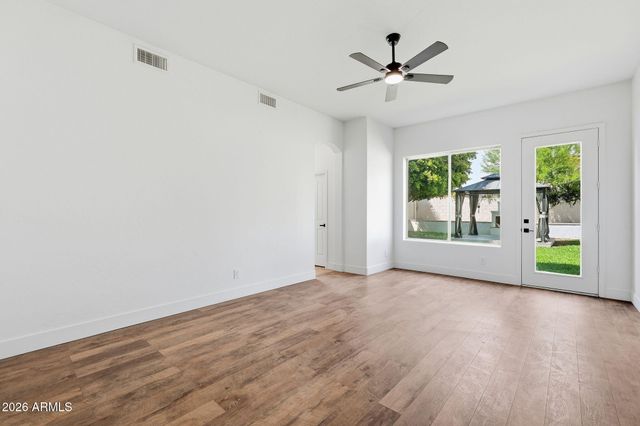 5840 W CHARTER OAK Road, Glendale, AZ 85304