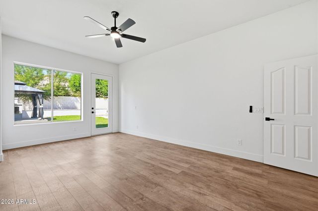 5840 W CHARTER OAK Road, Glendale, AZ 85304