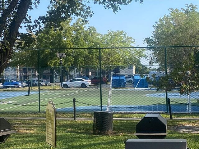 335 W Laurel Dr 1M, Margate, FL 33063