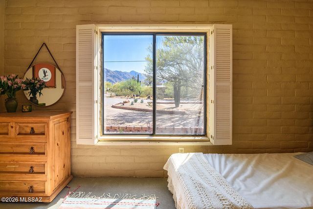 8201 N Carolyn Place, Tucson, AZ 85704