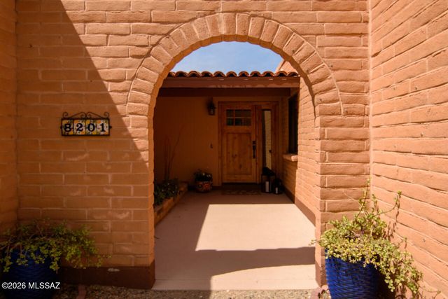 8201 N Carolyn Place, Tucson, AZ 85704